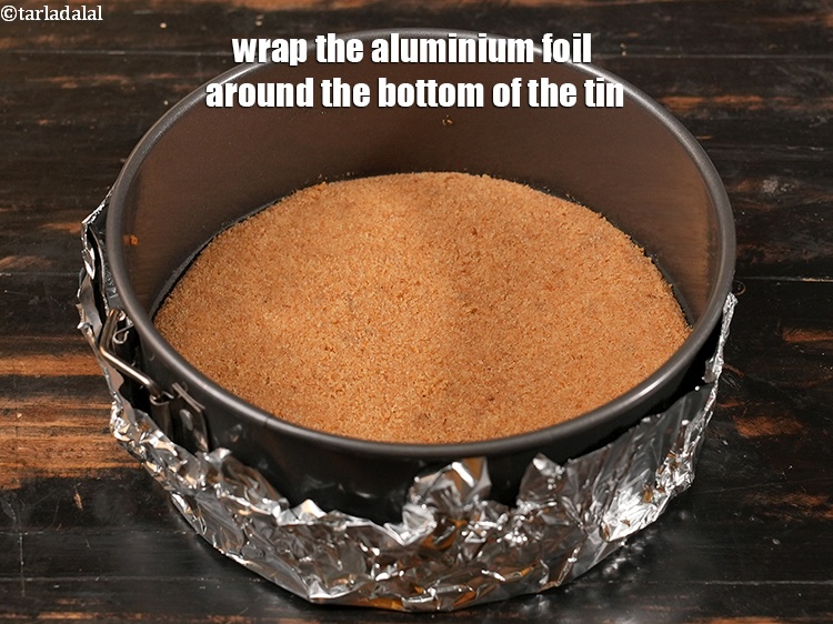 स्टेप 11 – टिन के निचले हिस्से पर एल्युमिनियम फॉयल लपेट दें और …