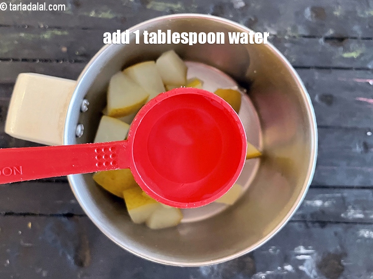 स्टेप 11 – 1 बड़ा चम्मच पानी डालें।