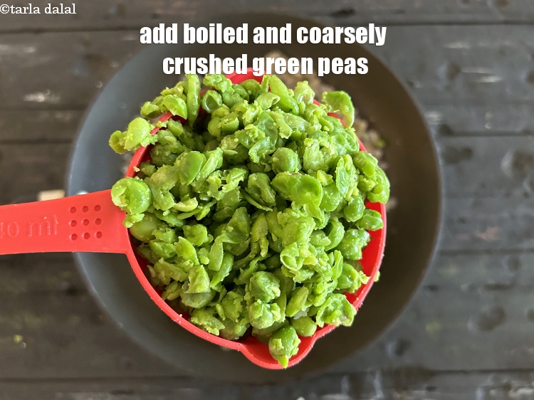 स्टेप 13 – १ कप&nbsp;<a href=""https://www.tarladalal.com/glossary-boiled-and-crushed-green-peas-hindi-2211i"">उबाले और दरदरे क्रश किए हुए हरे मटर</a>&nbsp;डालें।