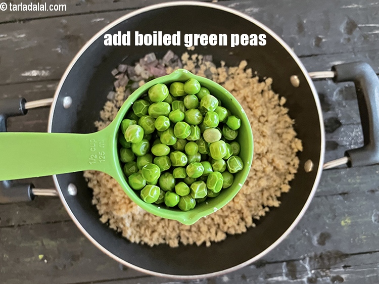 स्टेप 16 – ३/४ कप&nbsp;<a href=""https://www.tarladalal.com/glossary-boiled-green-peas-hindi-1078i"">उबले हुए हरे मटर</a>&nbsp;डालें ।