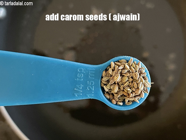 स्टेप 11 – १/४ टी-स्पून&nbsp;<a href=""https://www.tarladalal.com/glossary-carom-seeds-ajwain-thymol-seeds-bishops-weed-hindi-266i"">अजवाईन</a>&nbsp;डालें।