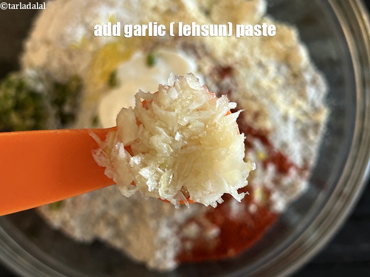 स्टेप 11 – १ १/२ टी-स्पून&nbsp;<a href=""https://www.tarladalal.com/glossary-garlic-paste-lehsun-ki-paste-lahsun-ki-paste-hindi-350i"">लहसुन का पेस्ट</a>&nbsp;डालें।