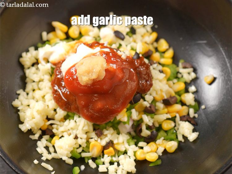 Step 11 – Add 1/2 tsp <a href="https://www.tarladalal.com/glossary-garlic-paste-lehsun-ki-paste-lahsun-ki-paste-350i">garlic (lehsun) paste</a>.