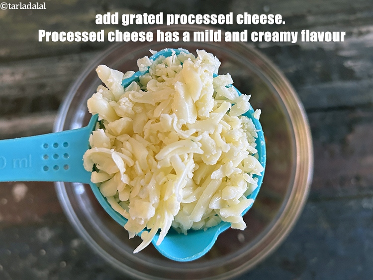 स्टेप 11 – १/२ कप&nbsp;<a href=""https://www.tarladalal.com/glossary-grated-processed-cheese-hindi-868i"">कसा हुआ प्रोसेस्ड चीज़</a>&nbsp;डालें&nbsp;<strong>।&nbsp;</strong>प्रसंस्कृत पनीर में हल्का और …