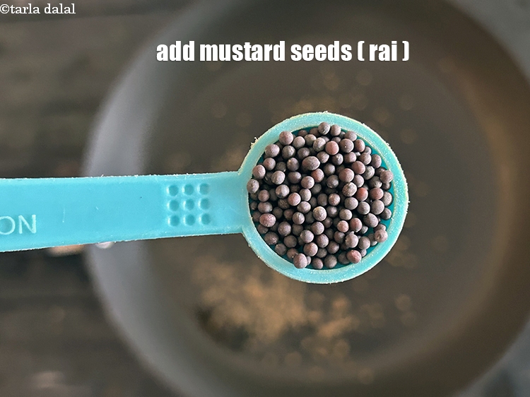 स्टेप 12 – १/२ टी-स्पून&nbsp;<a href=""https://www.tarladalal.com/glossary-mustard-seeds-sarson-rai-sarson-ke-beej-hindi-525i"">सरसों</a>&nbsp;डालें।