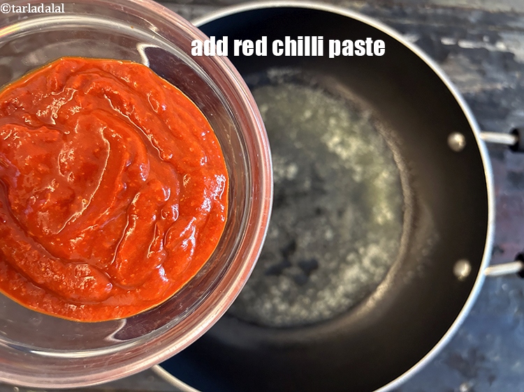 स्टेप 19 – लाल मिर्च का पेस्ट&nbsp;डालें। &nbsp;