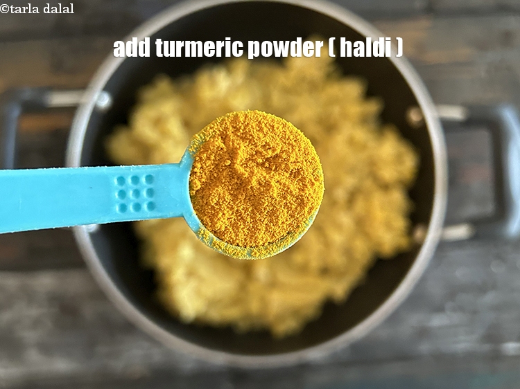 स्टेप 15 – १/२ टी-स्पून&nbsp;<a href=""https://www.tarladalal.com/glossary-turmeric-powder-haldi-hindi-645i"">हल्दी पाउडर</a>&nbsp;डालें।