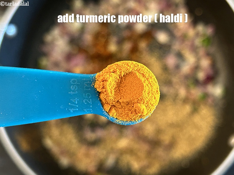 स्टेप 12 – १/४ टी-स्पून&nbsp;<a href=""https://www.tarladalal.com/glossary-turmeric-powder-haldi-hindi-645i"">हल्दी पाउडर</a>&nbsp;डालें।