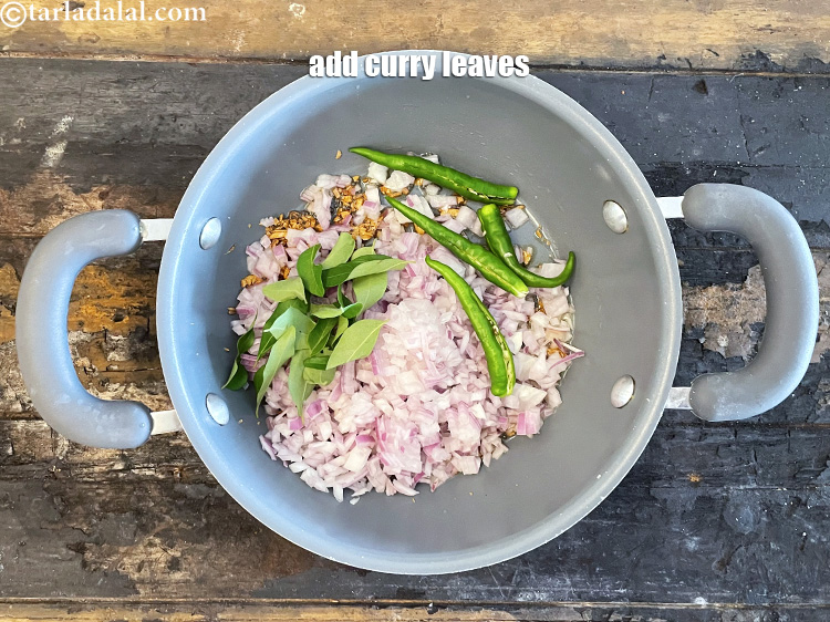 स्टेप 18 – १५&nbsp;<a href=""https://www.tarladalal.com/glossary-curry-leaves-kadi-patta-kadipatta-hindi-388i"">करी पत्ता (कड़ी पत्ता)</a>&nbsp;डालें&nbsp;।