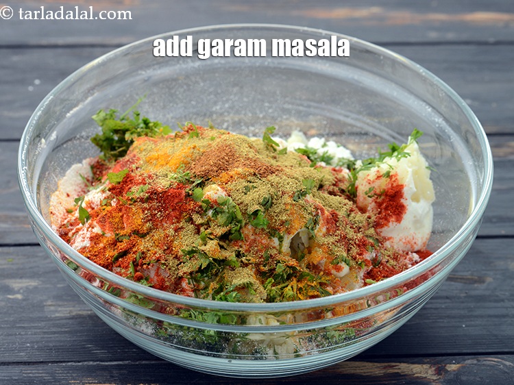 स्टेप 11 – १/४ टी-स्पून&nbsp;<a href=""https://www.tarladalal.com/glossary-garam-masala-hindi-296i"">गरम मसाला</a>&nbsp;डालें।&nbsp;