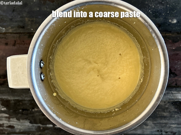स्टेप 11 – मिक्सर में पीसकर दरदरा&nbsp;पेस्ट बना लें।&nbsp;