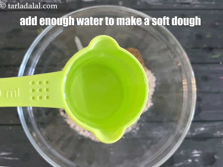 स्टेप 11 – नरम आटा गूंथने के लिए पर्याप्त पानी डालें।&nbsp;<strong>हमने शुरुआत में …