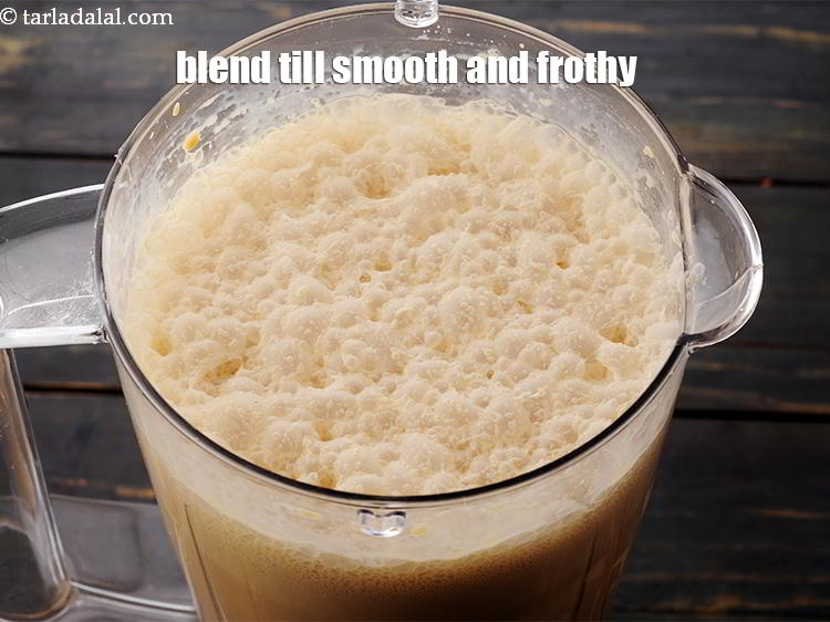 स्टेप 16 – मिश्रण को तब तक पीसे जब तक स्मूद और झागदार …