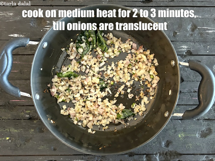 स्टेप 11 – प्याज के पारदर्शी होने तक मध्यम आंच पर 2 से …