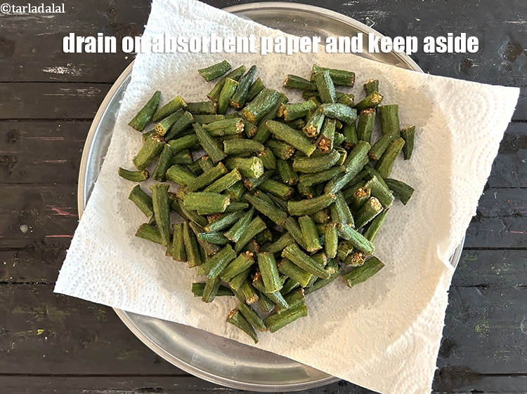 Step 11 – Drain on absorbent paper.&nbsp;Keep aside fried bhindi.&nbsp;