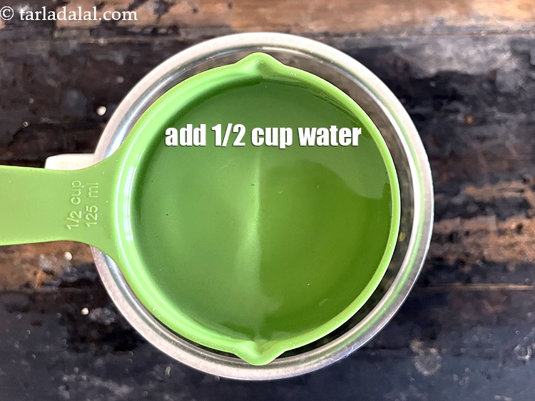 स्टेप 17 – 1/2 कप पानी डालें।