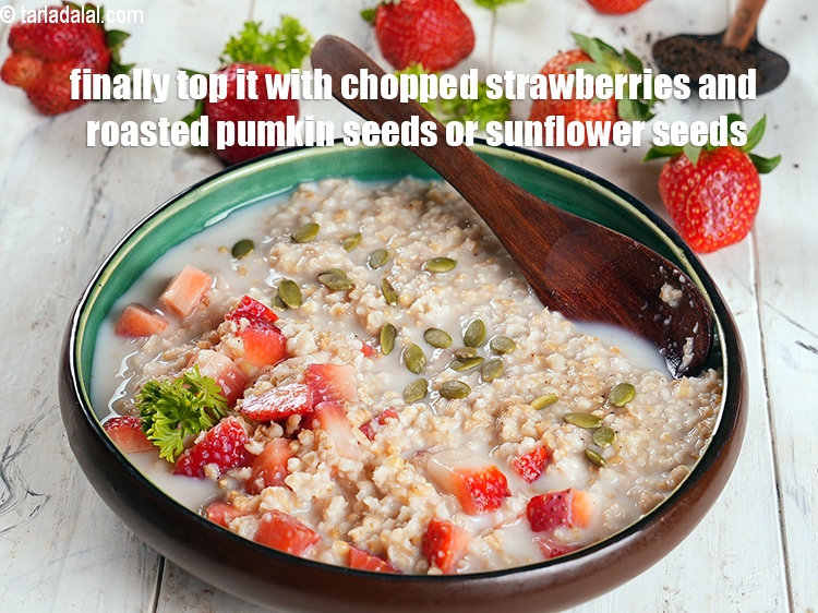 स्टेप 13 – अंत में इसके ऊपर 1/4 कप कटी हुई स्ट्रॉबेरी और …