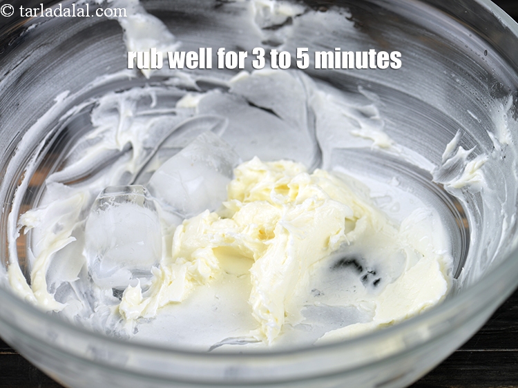 स्टेप 13 – ३ से ४&nbsp;<a href=""https://www.tarladalal.com/glossary-ice-cubes-hindi-752i"">बर्फ के टुकड़े</a>&nbsp;डालें।&nbsp;इसे 3 से 5 मिनट …