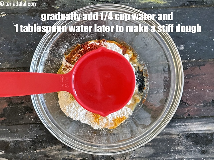 स्टेप 11 – सख्त आटा गूंथने के लिए धीरे-धीरे पर्याप्त पानी डालें। हमने …