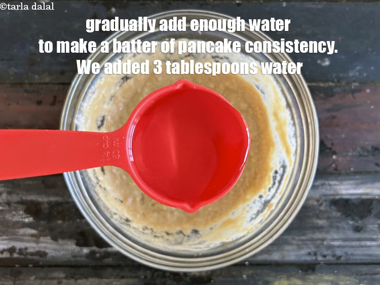 स्टेप 11 – पैनकेक की स्थिरता का घोल बनाने के लिए धीरे-धीरे पर्याप्त …