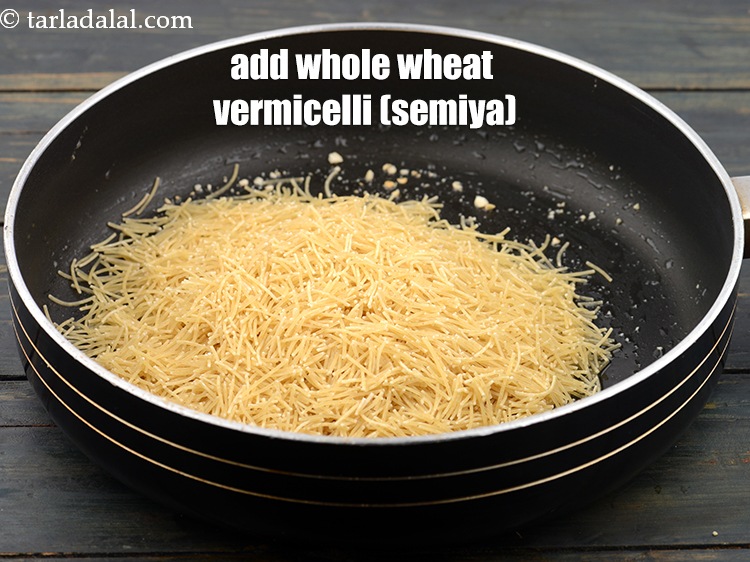स्टेप 12 – १ १/२ कप&nbsp;<a href=""https://www.tarladalal.com/glossary-whole-wheat-vermicelli-whole-wheat-semiya-hindi-2783i"">गेहूं की सेवई</a>&nbsp;डालें, 1&rdquo; के टुकड़ों में …