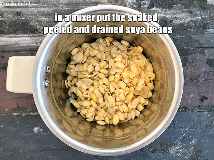 स्टेप 12 – एक ब्लेंडर में भिगोए हुए, छिलके उतारे हुए और धुले …