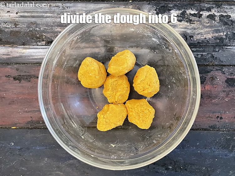 स्टेप 12 – आटे को 6 बराबर भागों में बांटें।