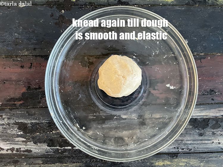 स्टेप 11 – आटा चिकना और लोचदार होने तक फिर से गूंधें।