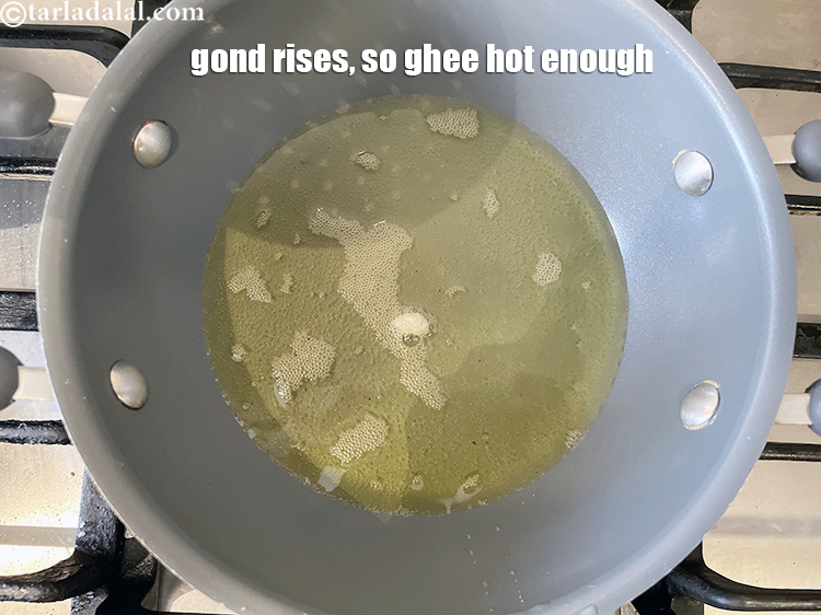 स्टेप 13 – गोंद का एक छोटा टुकड़ा गिराएं और देखें कि घी …