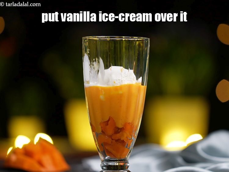 स्टेप 11 – १&nbsp;&nbsp;स्कूप&nbsp;<a href=""https://www.tarladalal.com/glossary-vanilla-ice-cream-hindi-1887i"">वनीला आइसक्रीम</a>&nbsp;डालें।