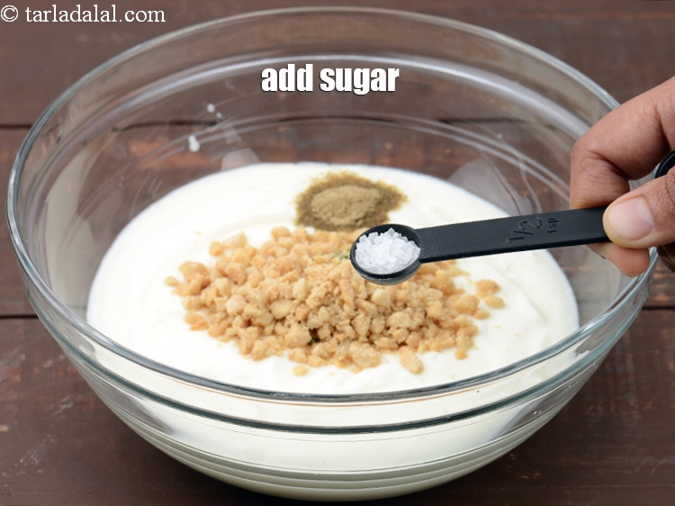 स्टेप 11 – १/२ टी-स्पून&nbsp;<a href=""https://www.tarladalal.com/glossary-sugar-chini-shakkar-hindi-278i"">चीनी</a>&nbsp;मिला दीजिये।