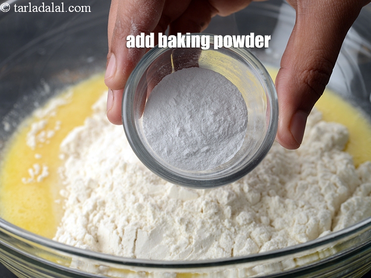 स्टेप 11 – १ १/२ टी-स्पून&amp;nbsp;&lt;a href=&quot;&quot;https://www.tarladalal.com/glossary-baking-powder-hindi-425i&quot;&quot;&gt;बेकिंग पाउडर&lt;/a&gt;&amp;nbsp;डालें।&amp;nbsp;&amp;nbsp;