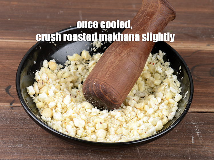 Step 11 – Once cooled, crush the roasted makhana slightly.<br /> &nbsp;