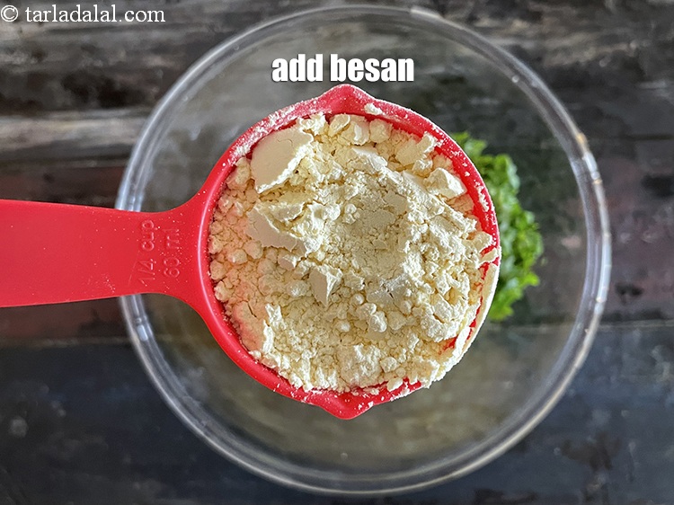 स्टेप 14 – १/४ कप&nbsp;<a href=""https://www.tarladalal.com/glossary-besan-chana-dal-flour-bengal-gram-flour-hindi-952i"">बेसन</a>&nbsp;<span style=""font-size:11.0pt""><span style=""background-color:white""><span style=""font-family:&quot;Nirmala UI&quot;,sans-serif""><span style=""color:black"">डालें।&nbsp;</span></span></span></span>