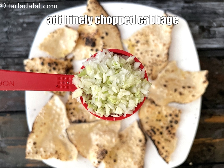 स्टेप 11 – प्रत्येक खिचिया पापड़ में 2 बड़े चम्मच बारीक&nbsp;<a href=""https://www.tarladalal.com/glossary-chopped-cabbage-hindi-781i"">कटी हुई …