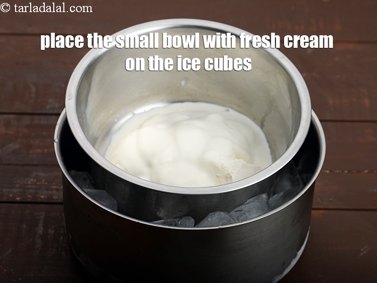 स्टेप 11 – <p>बड़े प्याले में बर्फ के टुकड़ों पर फ्रेश क्रीम वाली …