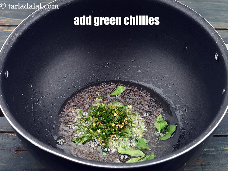 स्टेप 11 – १ टेबल-स्पून <a href=""https://www.tarladalal.com/glossary-green-chillies-hari-mirch-hindi-331i"" target=""_blank"">बारीक कटी हरी मिर्च</a> डालें।