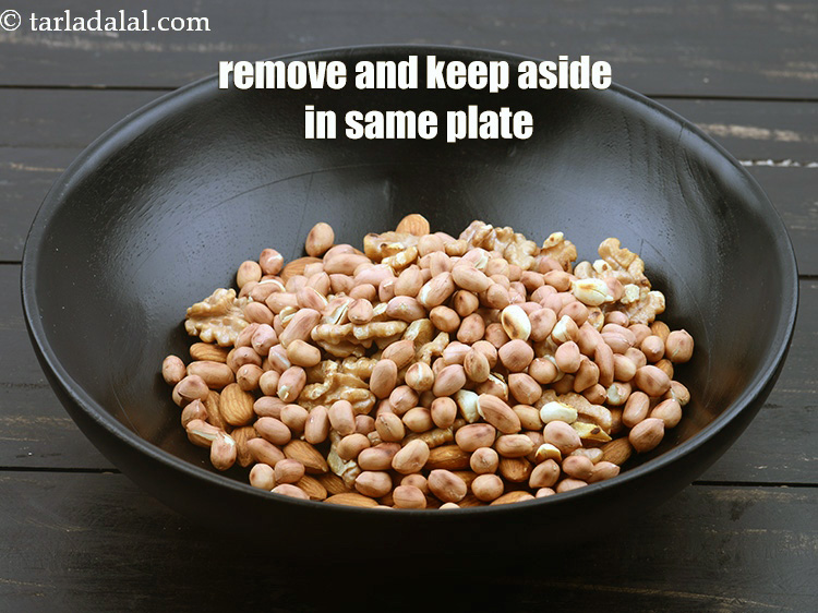 स्टेप 11 – निकाल कर उसी प्लेट में रख लें।