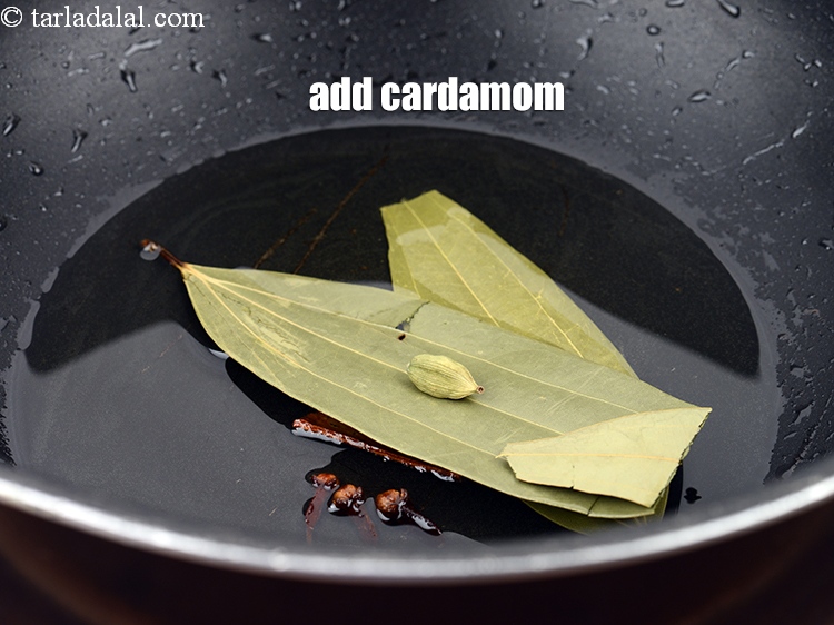 स्टेप 11 – १&nbsp;<a href=""https://www.tarladalal.com/glossary-green-colour-hara-colour-hindi-362i"">इलायची</a>&nbsp;डालें।