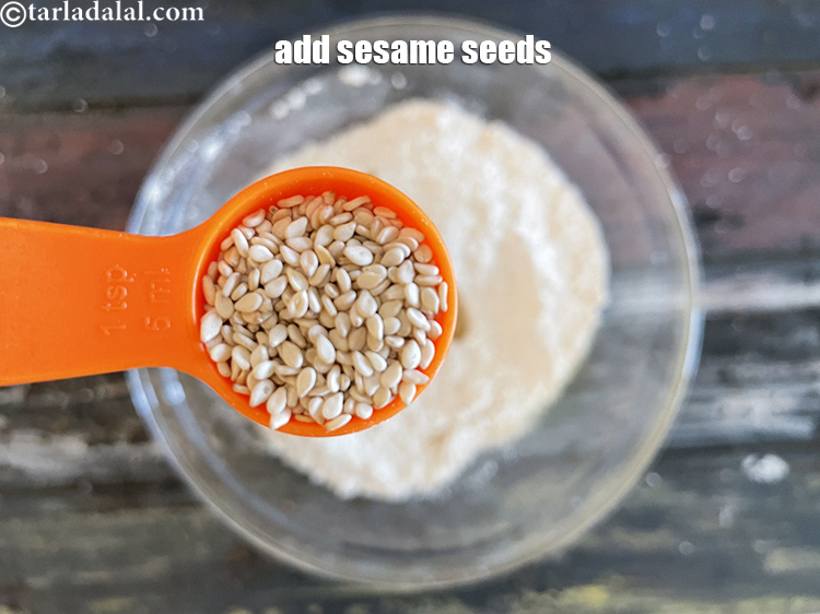 स्टेप 12 – १ १/२ टेबल-स्पून&nbsp;<a href=""https://www.tarladalal.com/glossary-sesame-seeds-til-gingelly-seeds-hindi-612i"">तिल</a>&nbsp;डालें।