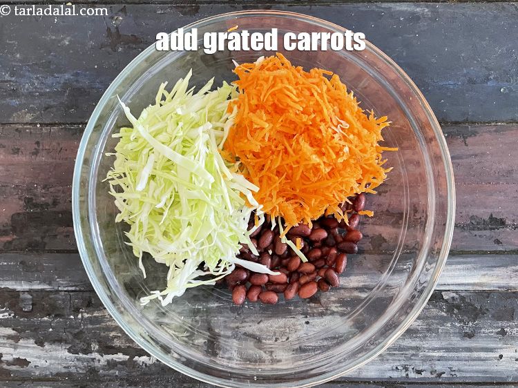 स्टेप 21 – १ कप&nbsp;<a href=""https://www.tarladalal.com/glossary-grated-carrot-hindi-816i"">कद्दूकस की हुई गाजर</a>&nbsp;डालें।