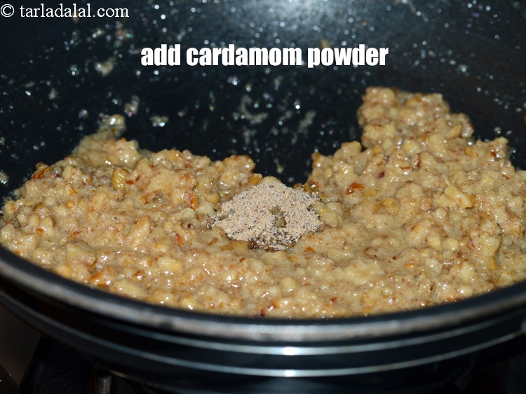 स्टेप 11 – आंच बंद कर दें, १/2&nbsp;टी-स्पून&nbsp;<a href=""https://www.tarladalal.com/glossary-cardamom-powder-elaichi-powder-hindi-265i"">इलायची पाउडर</a>&nbsp;<span style=""font-size:11pt""><span style=""font-family:Calibri,sans-serif""><span style=""background-color:white""><span …