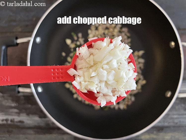 स्टेप 21 – २ टी-स्पून&nbsp;<a href=""https://www.tarladalal.com/glossary-chopped-cabbage-hindi-781i"">कटी हुई गोभी</a>&nbsp;डालें।&nbsp;&nbsp;