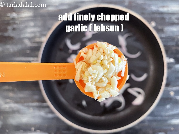 स्टेप 11 – २ टी-स्पून&nbsp;बारीक&nbsp;<a href=""https://www.tarladalal.com/glossary-chopped-garlic-hindi-790i"">कटा हुआ लहसुन</a>&nbsp;<span style=""font-size:11pt""><span style=""font-family:Calibri,sans-serif""><span style=""background-color:white""><span style=""font-family:&quot;Nirmala UI&quot;,sans-serif""><span …