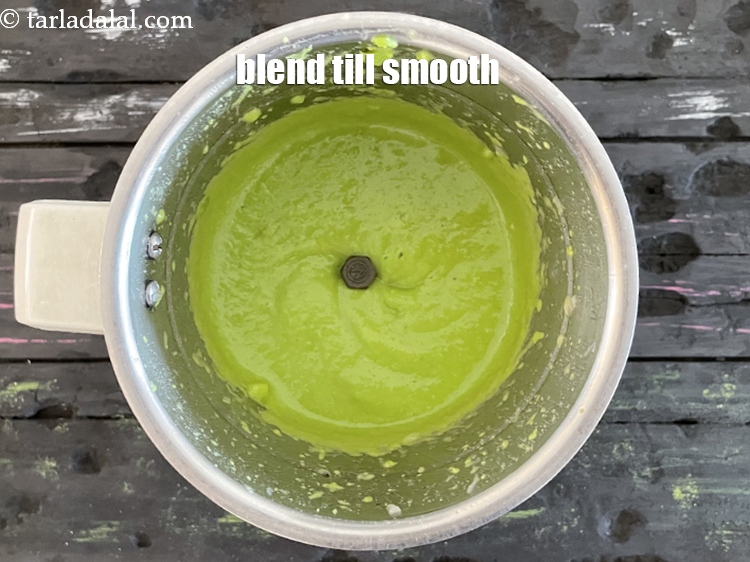 स्टेप 11 – चिकना होने तक ब्लेंड करें।