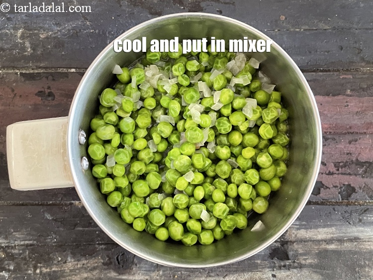 स्टेप 13 – ठंडा करके मिक्सर में डालें।