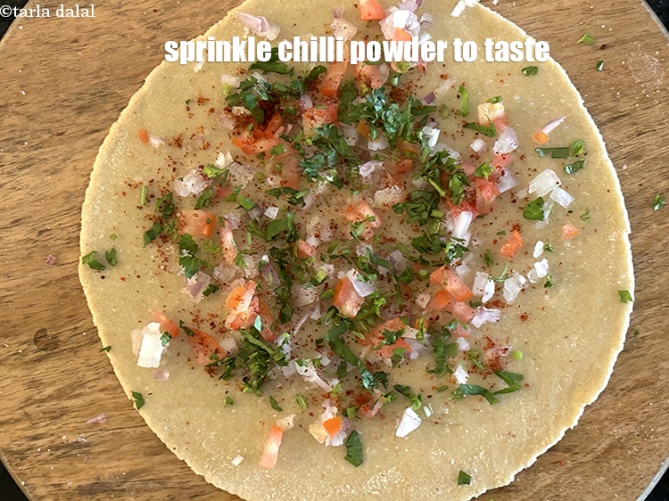 स्टेप 18 – स्वादानुसार मिर्च पाउडर छिड़कें।