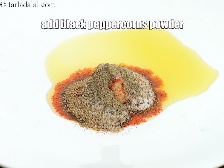 स्टेप 11 – इसमें&nbsp;१/२ टी-स्पून&nbsp;<a href=""https://www.tarladalal.com/glossary-freshly-ground-black-pepper-kalimirch-powder-kali-mirch-ka-powder-hindi-567i"">ताजी पिसी काली मिर्च</a>&nbsp;पाउडर मिलाएं।
