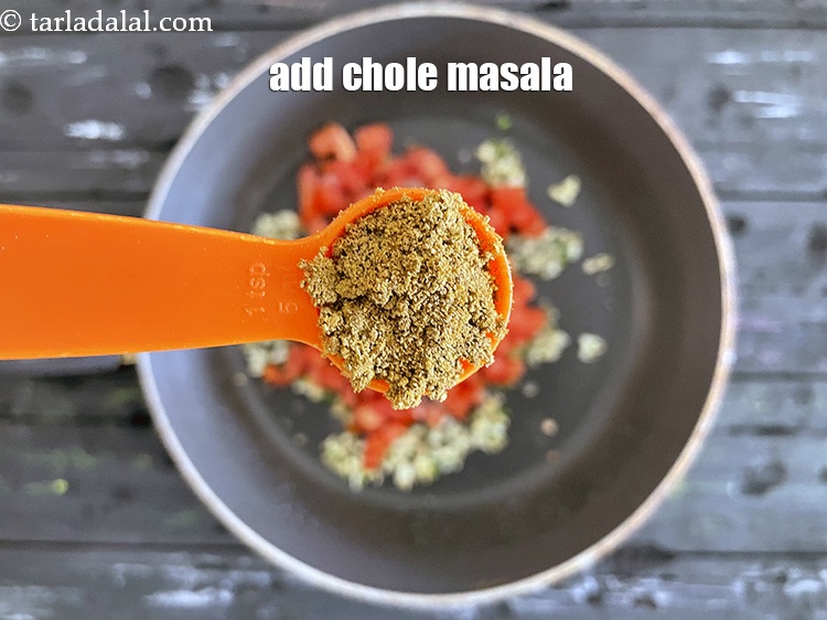 स्टेप 18 – २ टी-स्पून&nbsp;<a href=""https://www.tarladalal.com/glossary-chole-masala-chana-masala-hindi-293i"">छोले मसाला</a>&nbsp;डालें।