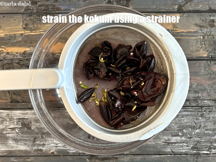 स्टेप 11 – कोकम को छलनी से छान लीजिये।